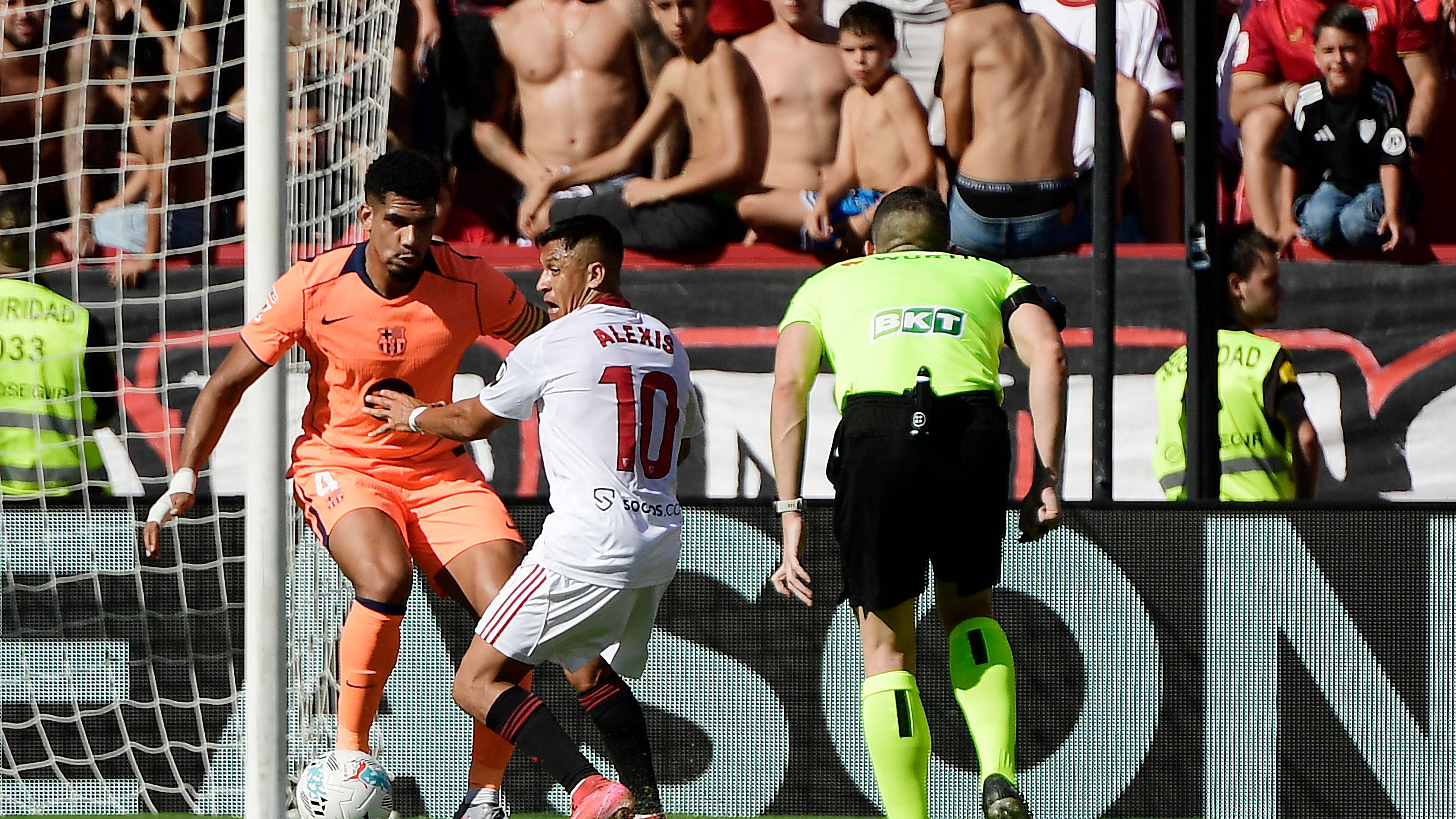 Araújo contro l'arbitro durante Siviglia-Barcellona con VAR